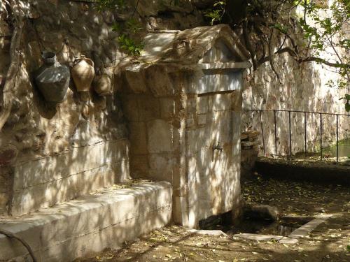 an old stone wall with two vases on it at Casa Rural Torre De Campos in Ainzón