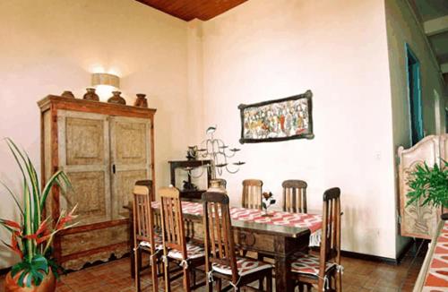 a dining room with a wooden table and chairs at Bed & breakfast Villa Carmo in Salvador