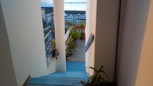 薩爾瓦多的住宿－Bed & breakfast Villa Carmo，通往带蓝色楼梯的阳台的楼梯