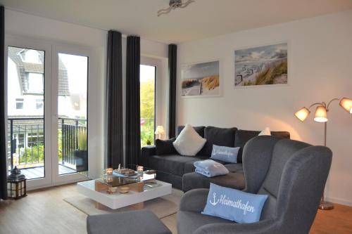 un salon avec un canapé et une table dans l'établissement Appartement Ankerplatz 2 SZ 2 Balkone by Unsere Urlaubszeit, à Kellenhusen