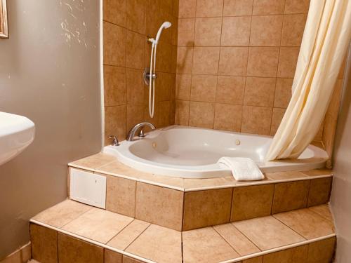 Red Carpet Inn - Norristown tesisinde bir banyo