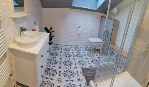 ein Bad mit einer Dusche, einem Waschbecken und einem WC in der Unterkunft Lavender Hill in Messinghausen