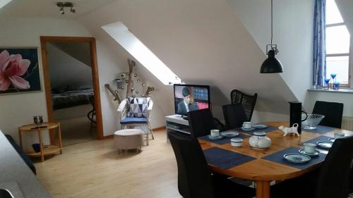 a dining room with a table and a room with a room at Ferie Lejligheden Landlyst in Rødvig