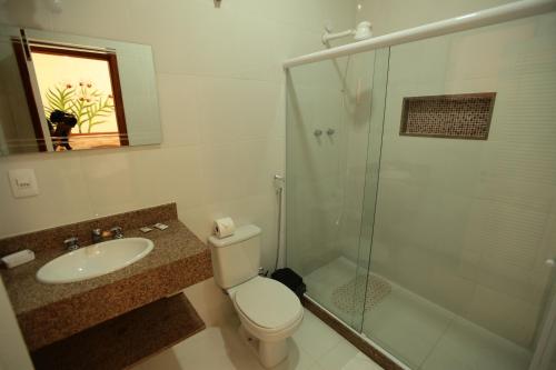 W łazience znajduje się toaleta, umywalka i prysznic. w obiekcie POUSADA DAS ORQUIDEAS20 w mieście Guapimirim