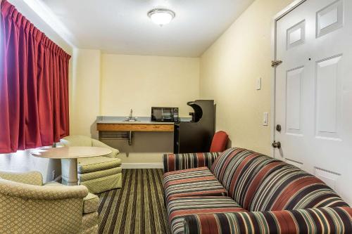 Un lugar para sentarse en Quality Inn Salinas City Center Area