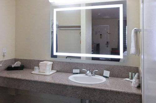 Un baño de Quality Inn Salinas City Center Area