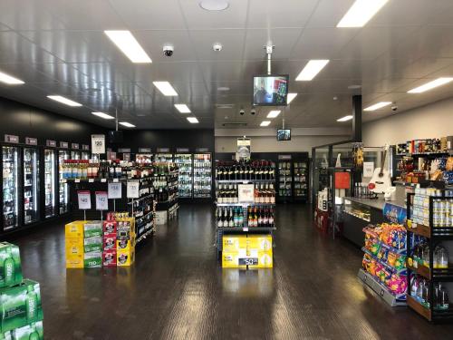 Supermarket nebo jiné obchody v  hotelu nebo okolí