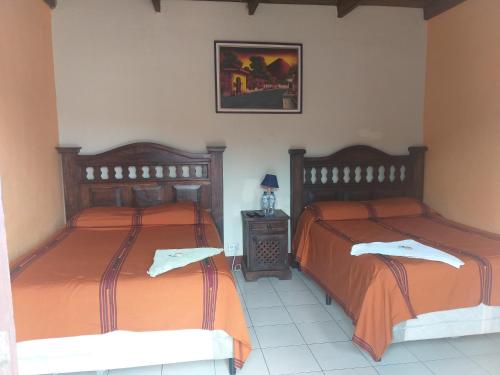 Ліжко або ліжка в номері Hospedaje El Viajero Antigua