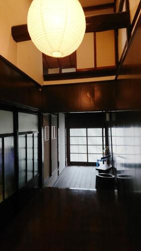 Una cama o camas en una habitación de 百年町家 佐野邸