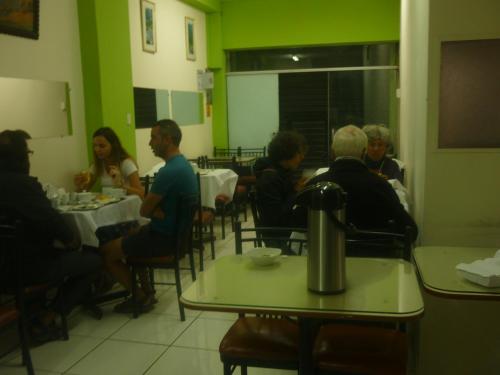 Mística Boutique Hotel في أريكيبا: مجموعة من الأشخاص يجلسون على الطاولات في مطعم