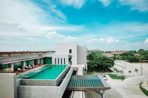 widok na budynek z basenem w obiekcie The Cavalli Casa Resort w mieście Phra Nakhon Si Ayutthaya