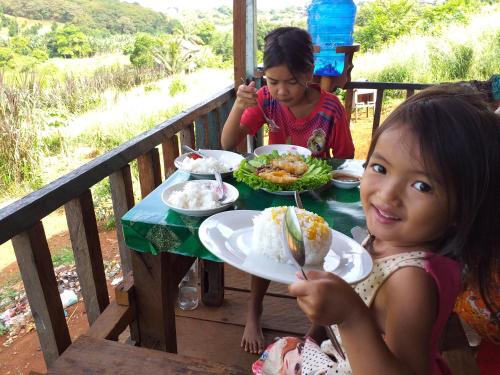 BanlungにあるSrey Leap Homestayの食卓に座る少女