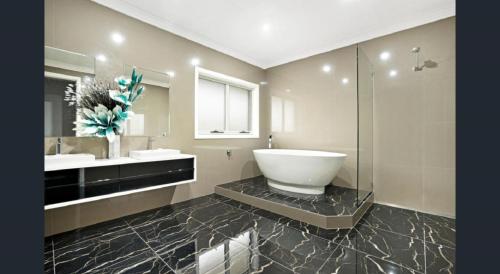 łazienka z toaletą, 2 umywalkami i prysznicem w obiekcie ON Keppies - BnB - Family Farm & Wedding Guest Accommodation Paterson NSW w mieście Paterson