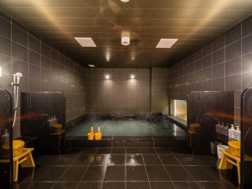 a room with a swimming pool in a bathroom at Super Hotel Premier Shimonoseki in Shimonoseki