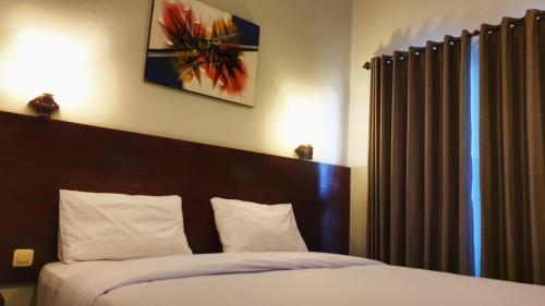 Una cama o camas en una habitación de Tara Bali Residence