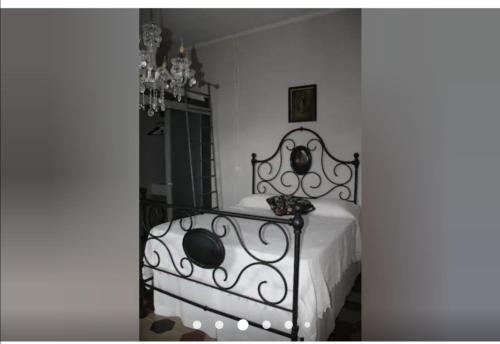 een slaapkamer met een zwart-wit bed en een spiegel bij La casetta sul Piazzone in Castelnuovo di Val di Cecina