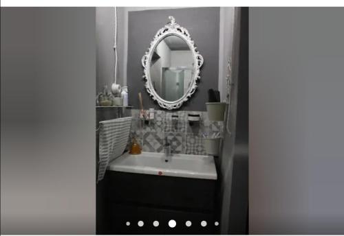 łazienka z umywalką i lustrem w obiekcie La casetta sul Piazzone w mieście Castelnuovo di Val di Cecina