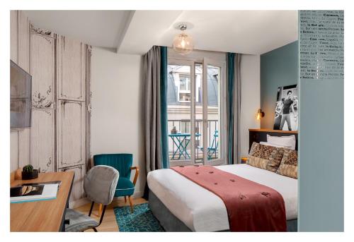 Cette chambre comprend un lit, un bureau et une fenêtre. dans l'établissement Lyric Hotel Paris Opera, à Paris