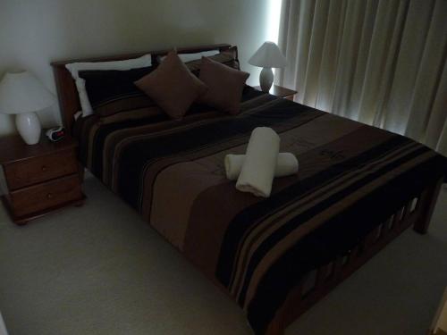 Un dormitorio con una cama con un animal blanco. en City Escape 3 Bedroom East End of Adelaide, en Adelaida
