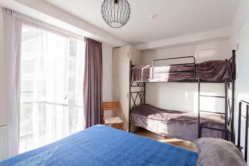Katil dua tingkat atau katil-katil dua tingkat dalam bilik di Snow Gudauri