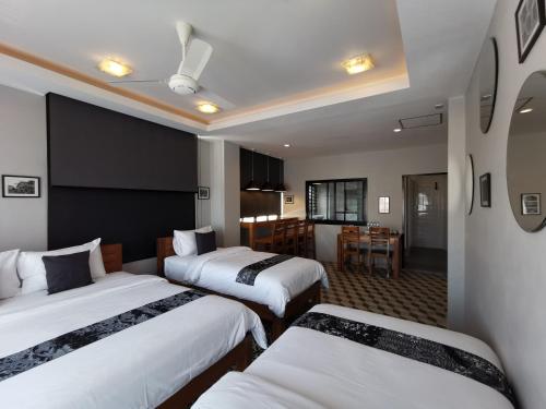 Katil atau katil-katil dalam bilik di The Besavana Phuket - SHA Extra Plus