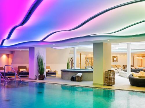 Bazén v ubytování Romantischer Winkel RoLigio & Wellness Resort nebo v jeho okolí