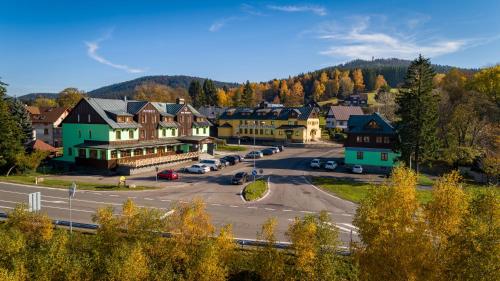 Nespecifikovaný výhled na hory nebo výhled na hory při pohledu z hotelu