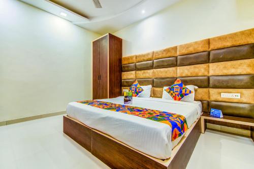 מיטה או מיטות בחדר ב-FabHotel Nayyar Inn