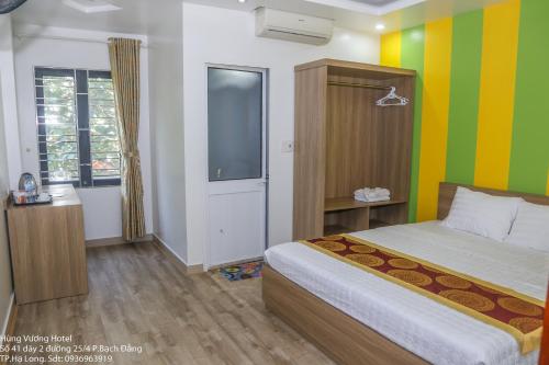 1 dormitorio con 1 cama y TV en Hùng Vương Hotel Hạ Long en Ha Long