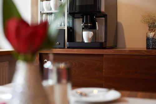 Tetera y cafetera en Quality Hosts Arlberg - Hotel Goldenes Kreuz B&B