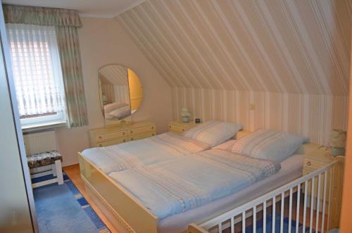Кровать или кровати в номере Ferienwohnung Kleinhaus, 95008