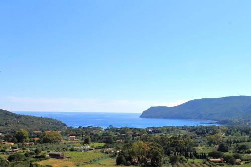 ラコナにあるVilla Manuelaの丘陵からの湖の景色