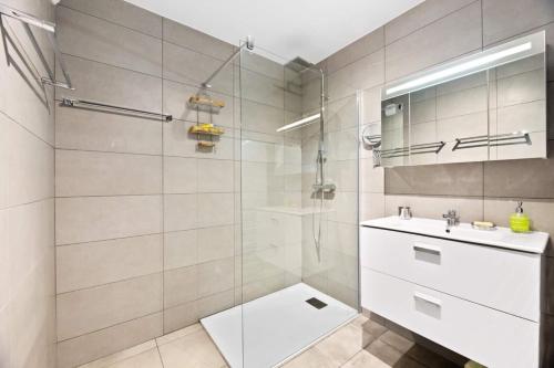 Koupelna v ubytování Domaine du Frassu, T2 standing, plage à pied