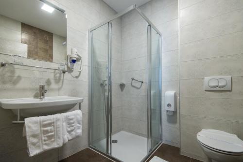 A bathroom at Hotel Jadran Neum