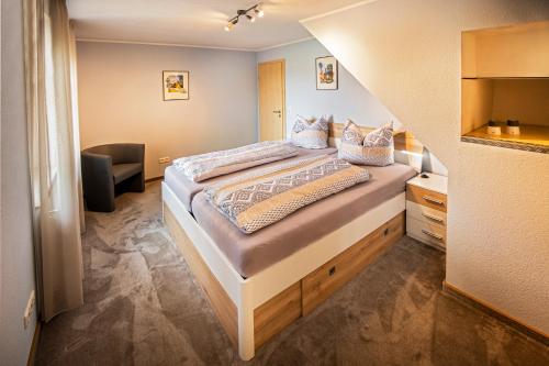 ein Schlafzimmer mit einem großen Bett in einem Zimmer in der Unterkunft Ferienwohnung Reddemann in Westerstede