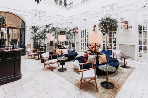 un vestíbulo con sofás, sillas y mesas en Only YOU Boutique Hotel Madrid, en Madrid