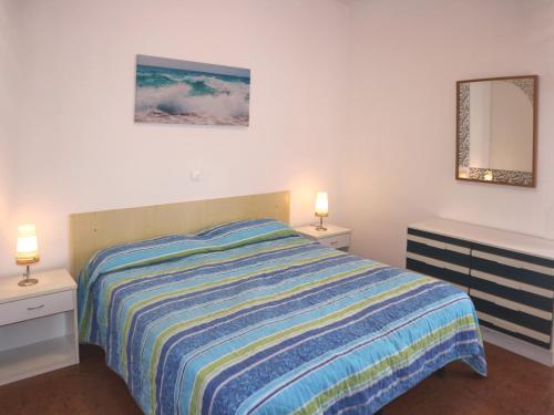 um quarto com uma cama e duas mesas de cabeceira em Maria em Lignano Sabbiadoro