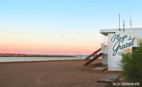 un socorrista en la playa al atardecer en le studio du Grazel, en Gruissan