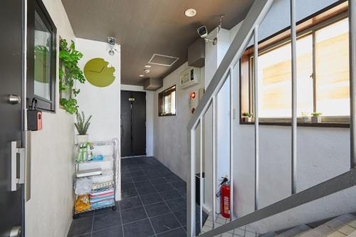 東京にあるAkabane TK Building 101のリンゴのロゴが貼られたオフィス廊下