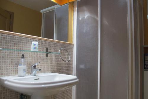 een badkamer met wastafel en douche met spiegel bij Playa Mogan Golden Beach 1 by El Sirocco in Puerto de Mogán