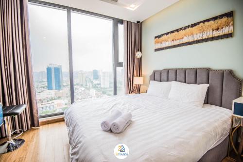 Un pat sau paturi într-o cameră la Vinhomes Metropolis luxury Hotel & Residence