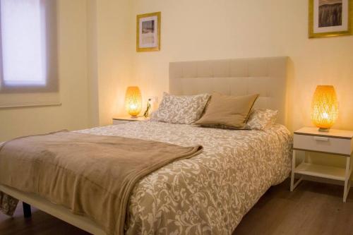 sypialnia z łóżkiem z 2 lampami w obiekcie APARTAMENTO AL LADO DE LA CASA DE PICASSO w Maladze