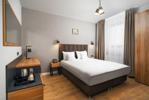 Un pat sau paturi într-o cameră la Labirint Boutique Hotel