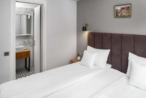 Un pat sau paturi într-o cameră la Labirint Boutique Hotel