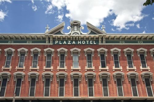 un edificio de ladrillo rojo con un cartel de hotel de pizza en Historic Plaza Hotel, en Las Vegas