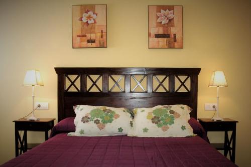 Säng eller sängar i ett rum på Apartamentos Sancho IV
