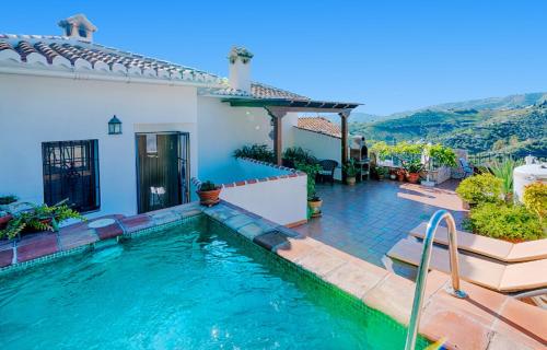 basen na podwórku domu w obiekcie Casa Almona SpainSunRentals 1131 w mieście Frigiliana