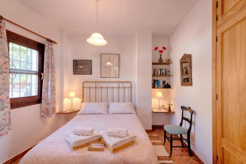sypialnia z łóżkiem i dwoma ręcznikami na nim w obiekcie Casa Almona SpainSunRentals 1131 w mieście Frigiliana