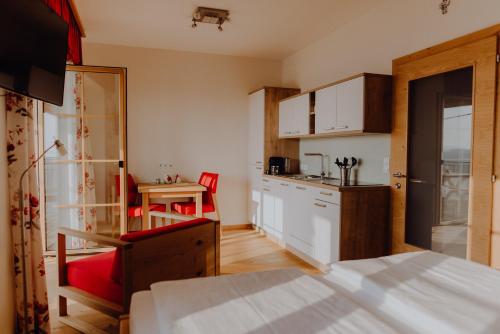 Zimmer mit einer Küche, einem Bett und einem Tisch in der Unterkunft Winzerhaus am Gamlitzberg in Gamlitz
