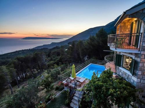 een luchtzicht op een huis met een zwembad bij Holiday home Colla in Tučepi